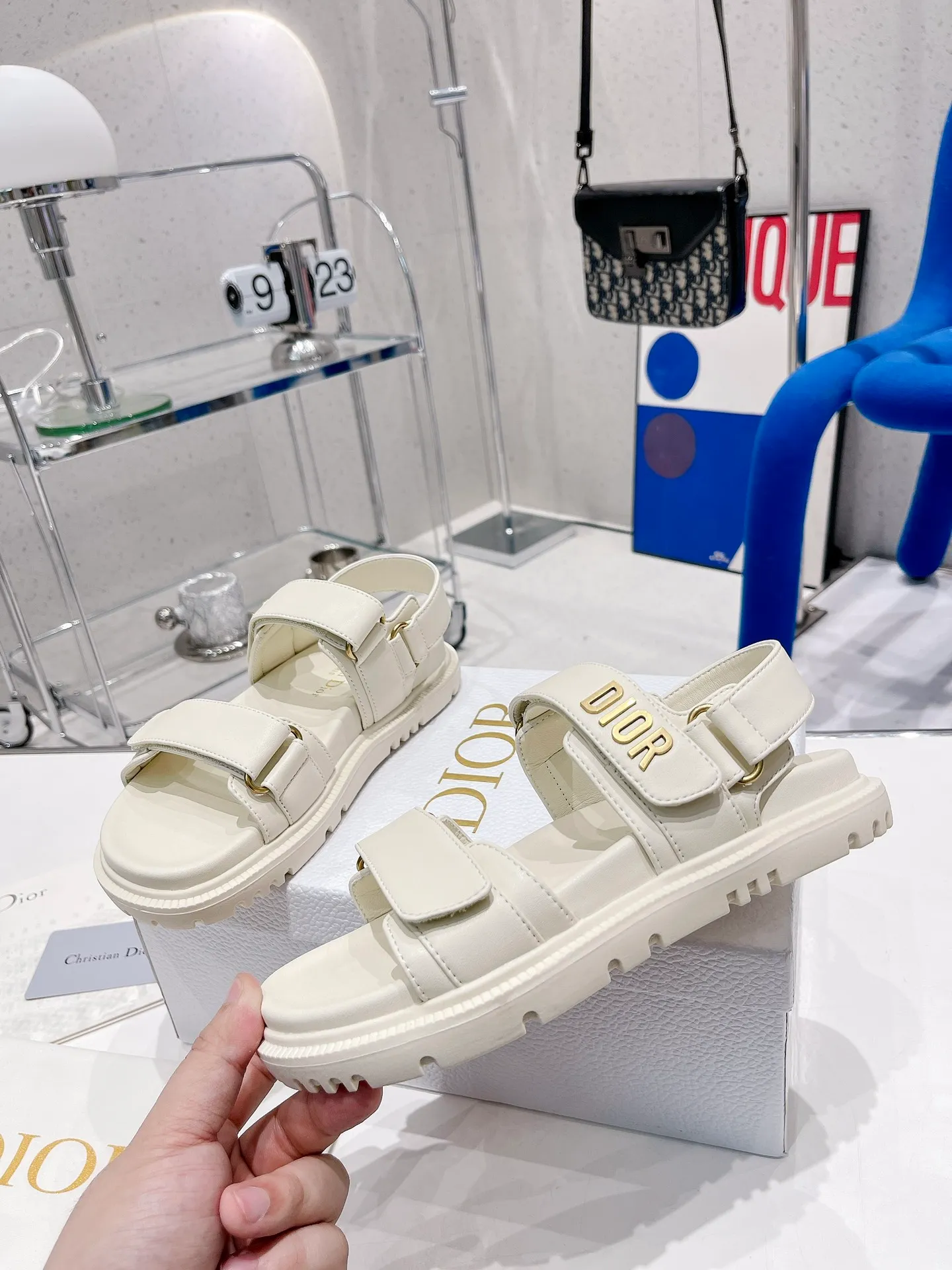 👟👟Ex-factory price 440👟👟 Dior 2022 Dior new color Velcro sandals original replica super durable and versatile style very comfortable on the feet, slim and white, more fragrant than the fragrant grandma model upper: original cowhide lining: sheepskin lining buckle: original d hardware buckle outsole: original molded T👟👟 ex-factory price U outsole Code number: 35～40#
